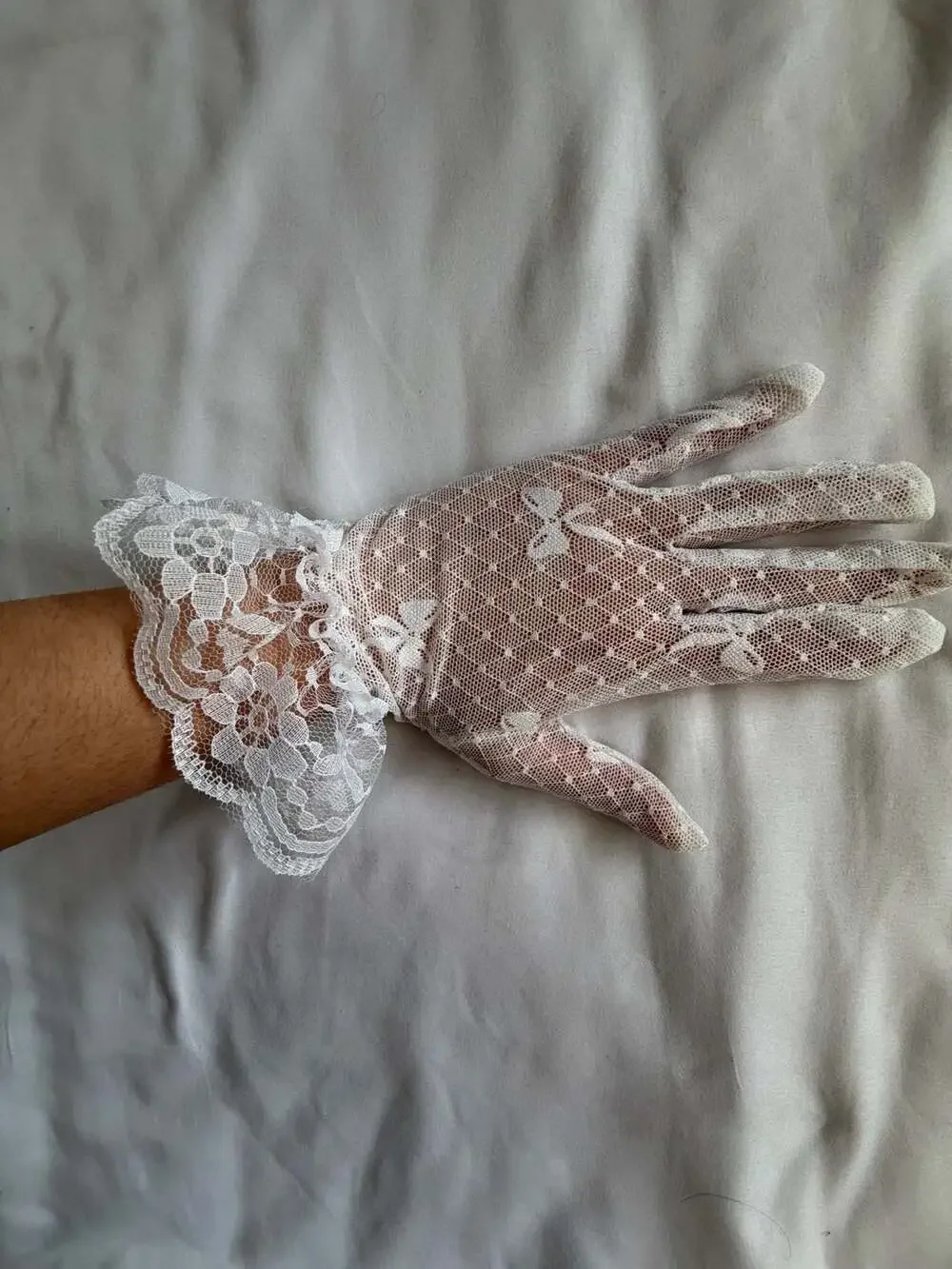 Vintage Style White Lace Wrist-Length Formal Gloves with Ruffle Trim